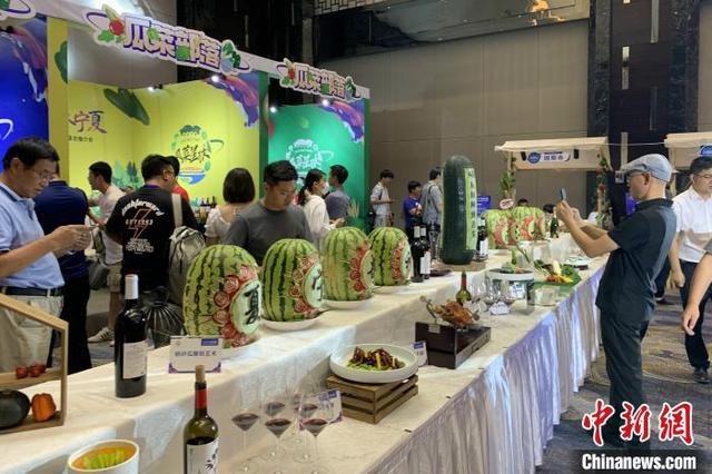 寧夏特色農產品展臺吸引來賓目光。 李佩珊 攝