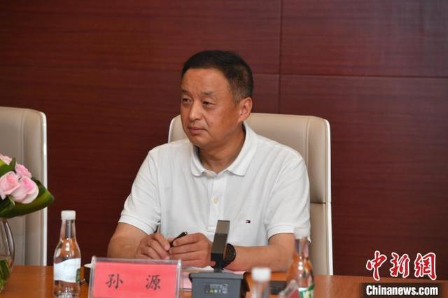 圖為錦苑花卉董事長孫源在簽約儀式上致辭。 胡遠航 攝