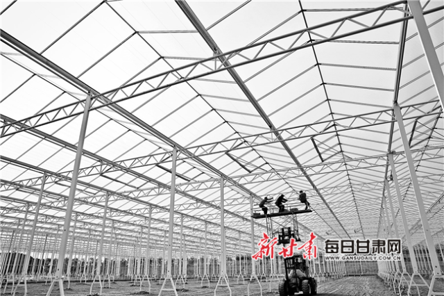 張掖海升現(xiàn)代智能溫室工業(yè)化生態(tài)項目工地上工作人員在加緊施工
