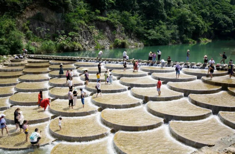 2021年6月，寧波市北侖區(qū)鄉(xiāng)村里的魚鱗壩引來游人