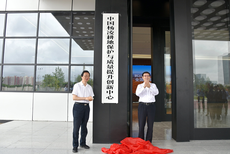 中國(guó)工程院8位院士來(lái)?xiàng)盍枵{(diào)研耕地保護(hù)與質(zhì)量提升創(chuàng)新工作2