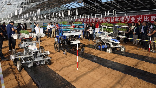 設施果類蔬菜機械化移栽作業大比武在北京平谷舉辦2