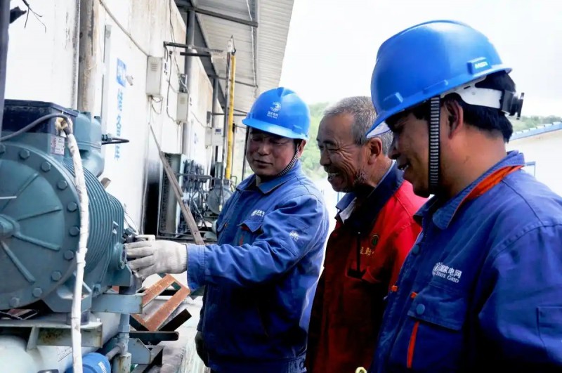 國網互助縣供電公司南門峽供電所員工在互助縣臺子鄉富農蔬菜專業合作社開展冷庫用電設備隱患排查。李永鵬攝.webp